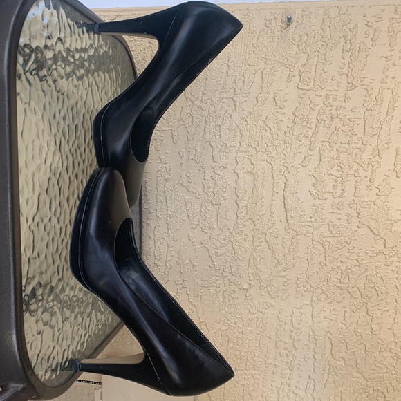 Size 9 4” heel black - Picture 2 of 4